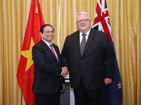 El primer ministro vietnamita, Pham Minh Chinh, y el presidente del Parlamento de Nueva Zelanda, Gerry Brownlee (Fuente: VNA)