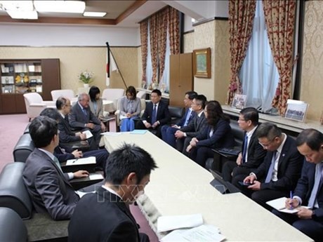 La delegación del Ministerio de Finanzas encabezada por el ministro Ho Duc Phoc se reunió con el ministro de Finanzas japonés, Shunichi Suzuki. (Foto: VNA)