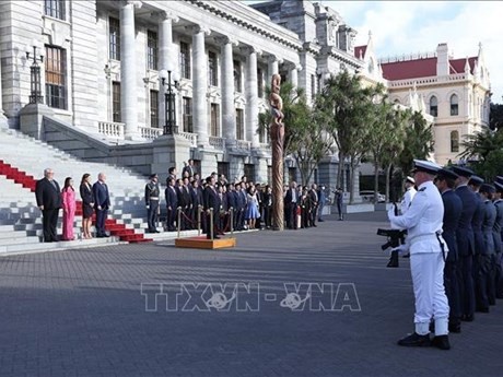 El primer ministro de Nueva Zelanda, Christopher Luxon, da la bienvenida a su homólogo vietnamita, Pham Minh Chinh. (Foto: VNA)