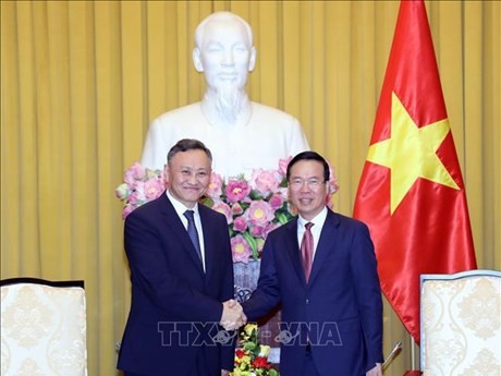 El presidente de Vietnam, Vo Van Thuong, recibe al fiscal general de Mongolia, Jargalsaikhan Banzragch.(Foto: VNA) 