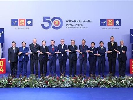 El primer ministro australiano, Anthony Albanese, el primer ministro Pham Minh Chinh, los jefes de delegaciones y el secretario general de la Asean, Kao Kim Hourn, tomaron una fotografía grupal. (Foto: VNA)