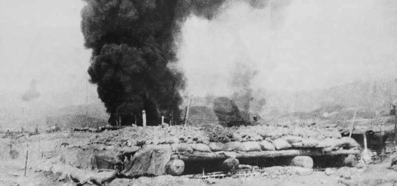 Unidades de artillería vietnamitas bombardean posiciones enemigas. Posiciones francesas en llamas, alcanzadas por proyectiles vietnamitas. (Foto: VNA)