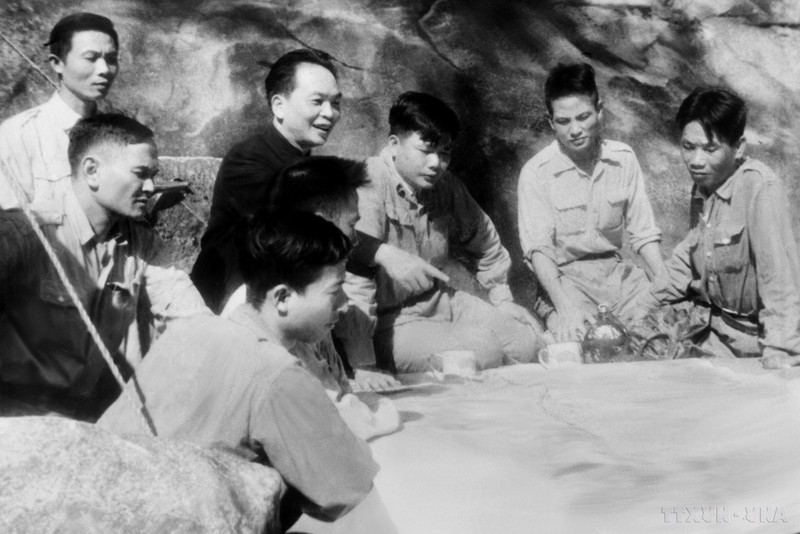 El Mando de la campaña, bajo la dirección del general Vo Nguyen Giap, discute el plan de tácticas para cada batalla. (Foto: VNA) 