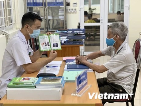 Médico del Hospital Central del Pulmón asesora a la gente sobre la tuberculosis. (Foto: Vietnam +)