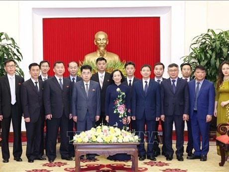 La miembro del Buró Político y permanente del Secretariado del Comité Central del Partido Comunista de Vietnam y jefa de su Comisión de Organización, Truong Thi Mai, y la delegación del Partido de Trabajadores de Corea del Norte (Foto: VNA)