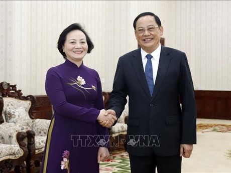 El primer ministro de Laos, Sonexay Siphandone, y la ministra de Interior de Vietnam, Pham Thi Tranh Tra, (Fuente:VNA)