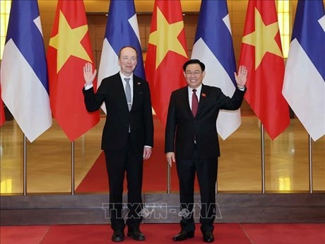 El presidente de la Asamblea Nacional de Vietnam, Vuong Dinh Hue (derecha), y su homólogo de Finlandia, Jussi Halla-aho. (Foto: VNA)