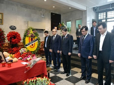 El vicepresidente de la Asamblea Nacional, Nguyen Duc Hai, y los delegados conmemoran a las víctimas del ataque terrorista en Rusa. (Fuente: Portal de Información Electrónica de la Asamblea Nacional)