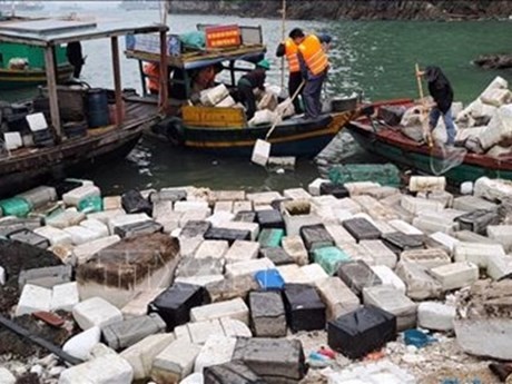 Recogida de residuos en la bahía de Ha Long (Foto: VNA)