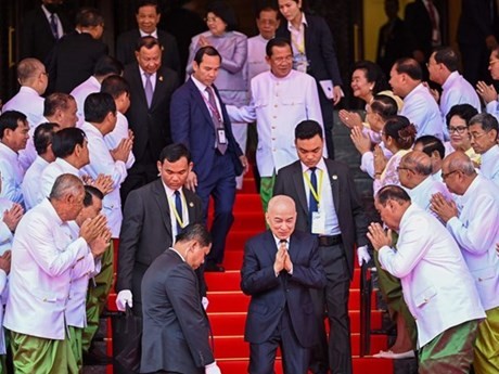 El rey camboyano Norodom Sihamoni (en el centro) saluda a los senadores mientras el senador Hun Sen (arriba, en el centro) camina detrás para una foto de grupo en el edificio del Senado durante la primera reunión del Senado en Phnom Penh el 3 de abril. (Foto: AFP)