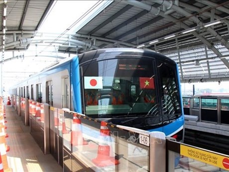 Prueba de funcionamiento en un tramo elevado de la línea 1 del metro de Ciudad Ho Chi Minh. (Foto: VNA)