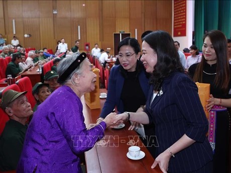 La presidenta interina de Vietnam, Vo Thi Anh Xuan, y las personas con mérito revolucionario (Fuente:VNA)