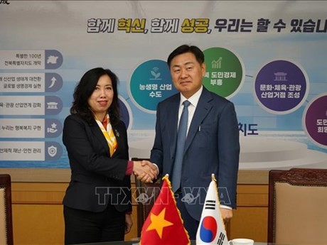 La viceministra de Relaciones Exteriores Le Thi Thu Hang y el gobernador de la provincia surcoreana de Jeonbuk, Kim Kwan Yeong. (Foto: VNA)