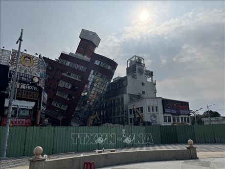 Un edificio se inclinó después de un terremoto en Hualien, Taiwán (China), el 4 de abril de 2024. (Foto: Xinhua/VNA)