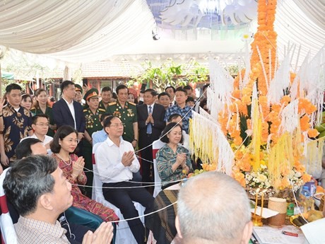 Delegados en la celebración del festival Bunpimay en la Embajada de Laos en Hanói (Fuente: VNA)