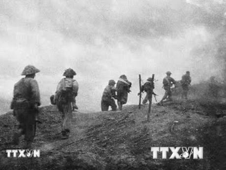 Soldados vietnamitas atacan una posición enemiga en la colina C en la batalla Dien Bien Phu (Fuente: Archivo)