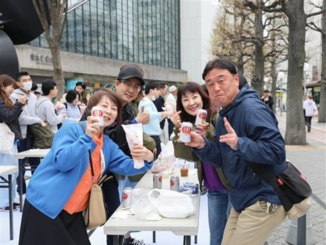 Visitantes japoneses disfrutan de bebidas y comidas vietnamitas en el Festival (Fuente: VNA)