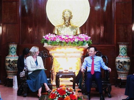 El secretario del Comité partidista de la ciudad sureña de Can Tho, Nguyen Van Hieu, sostuvo una sesión de trabajo con Ginny Chapman, encargada de negocios de la Embajada de Nueva Zelanda en Vietnam. (Foto: VNA)