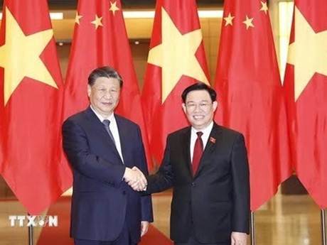 El presidente de la Asamblea Nacional de Vietnam (D), Vuong Dinh Hue, y el secretario general del Partido Comunista y presidente de China, Xi Jinping, durante la visita del líder chino a Vietnam el 13 de diciembre de 2023. (Fuente: VNA)