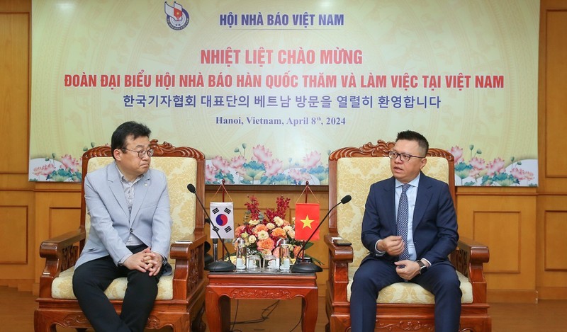 El presidente de la Asociación de Periodistas de Vietnam, Le Quoc Minh (D) y el presidente de la Asociación de Periodistas de Corea del Sur, Park Jong Hyun.