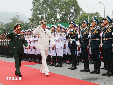 El ministro de Defensa de Vietnam, Phan Van Giang, y su homólogo chino, Dong Jun, pasan revista a la guardia de honor. (Fuente: VNA)