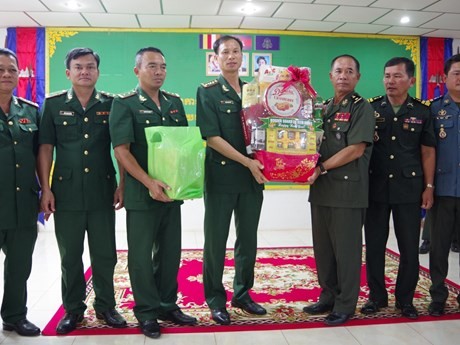 La delegación del Comando de Guardia Fronteriza de la provincia de Kien Giang entrega regalos a la subregión militar de la provincia de Shihanouk (Camboya). (Fuente: VNA)