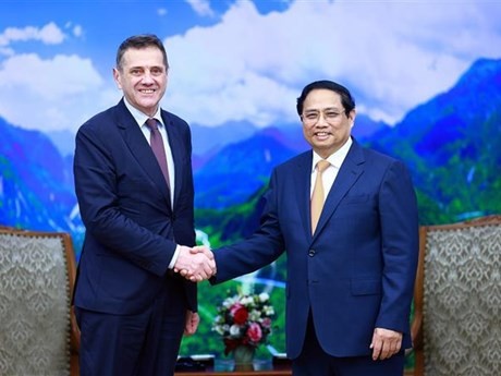 El primer ministro de , Pham Minh Chinh, recibe al embajador de Bulgaria en el país, Pavlin Todorov (Fuente:VNA)