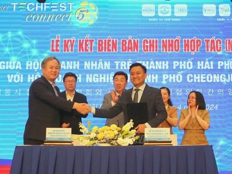 La firma del memorando de entendimiento sobre cooperación entre la Asociación de Jóvenes Empresarios de Hai Phong y la Asociación Empresarial de la ciudad de Cheongju de Corea del Sur (Fuente: VNA)