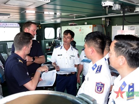El grupo de trabajo ambas partes intercambia experiencias sobre la lucha contra el contrabando en el mar. (Foto: qdnd.vn)