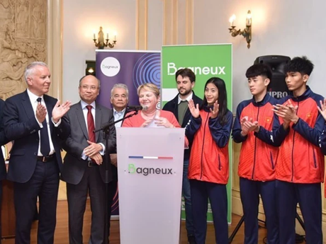 Alcaldesa de Bagneux recibe a atletas vietnamitas de taekwondo (Fuente:VNA)