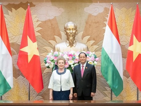 La primera vicepresidenta de la Asamblea Nacional de Hungría, Márta Mátrai, y el vicepresidente de la Asamblea Nacional, coronel general Tran Quang Phuong. (Fuente: VNA)