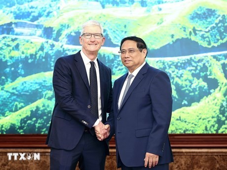 El primer ministro de Vietnam, Pham Minh Chinh, recibe al director ejecutivo del Grupo Apple, de Estados Unidos, Tim Cook, (Fuente:VNA)