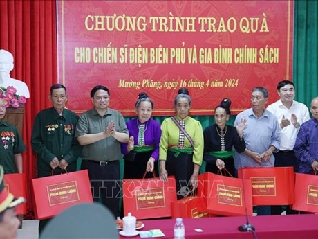 El primer ministro de Vietnam, Pham Minh Chinh, se reúne con familiares de soldados que lucharon en la campaña de Dien Bien Phu y beneficiarios de políticas sociales de la provincia de Dien Bien. (Foto: VNA)