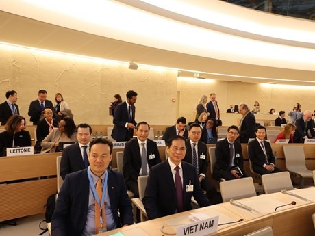 El ministro de Relaciones Exteriores, Bui Thanh Son (al frente, derecha) y el embajador (al frente, izquierda) en una reunión del 55° período de sesiones del CDH en Ginebra (Foto: VNA)