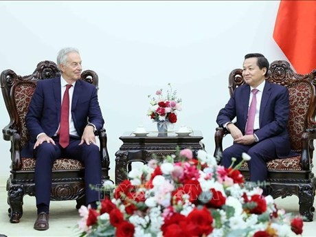 El viceprimer ministro de Vietnam Le Minh Khai recibe a Tony Blair, exprimer ministro británico y presidente ejecutivo del TBI. (Foto: VNA)