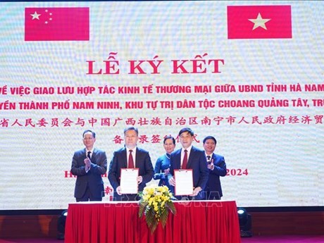 Firma de un memorando de cooperación para fortalecer los intercambios económicos y comerciales entre Ha Nam y Nanning. (Foto: VNA)