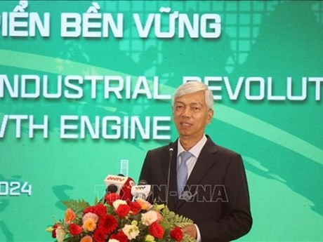 El vicepresidente del Comité Popular de Ciudad Ho Chi Minh Vo Van Hoan habla en el simposio (Foto: VNA)