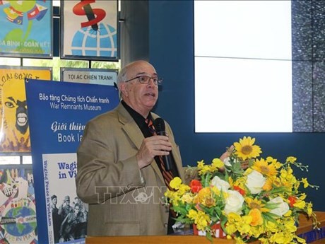 Ron Carver en una presentación del libro "Waging Peace in Vietnam" (Foto: VNA)