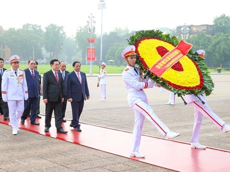 La delegación de dirigentes del Partido, el Estado, la Asamblea Nacional, el Gobierno y el Frente de la Patria de Vietnam rinde homenaje al Presidente Ho Chi Minh en su mausoleo. (Foto: VNA)
