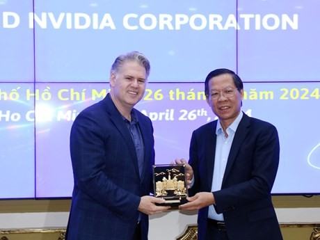 El vicepresidente de grupo estadounidense NVIDIA, Keith Strier y el presidente del Comité Popular de Ciudad Ho Chi Minh, Phan Van Mai (Fuente:VNA)