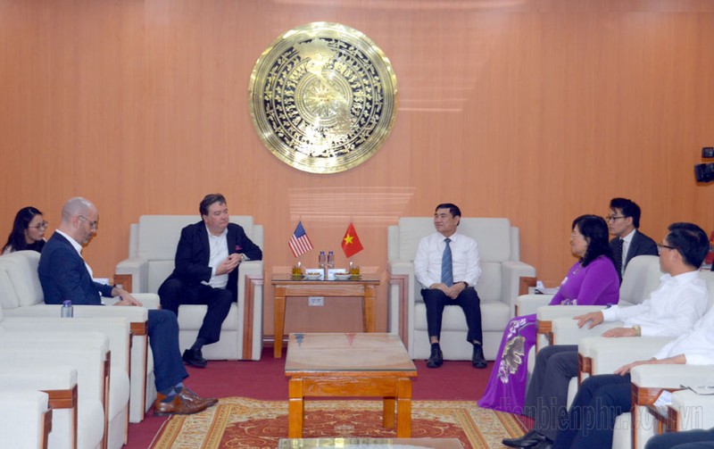 El secretario del Partido Comunista de Vietnam en la provincia de Dien Bien, Tran Quoc Cuong, recibe al embajador de Estados Unidos en Hanói, Marc E. Knapper.