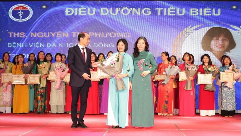 Hanói honra a enfermeras destacadas