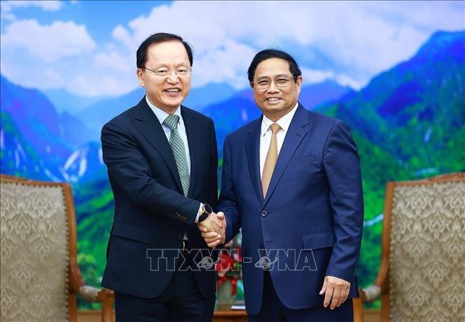 El primer ministro de Vietnam, Pham Minh Chinh (derecha), recibe al director financiero de Samsung, Park Hark-kyu. (Foto: VNA)