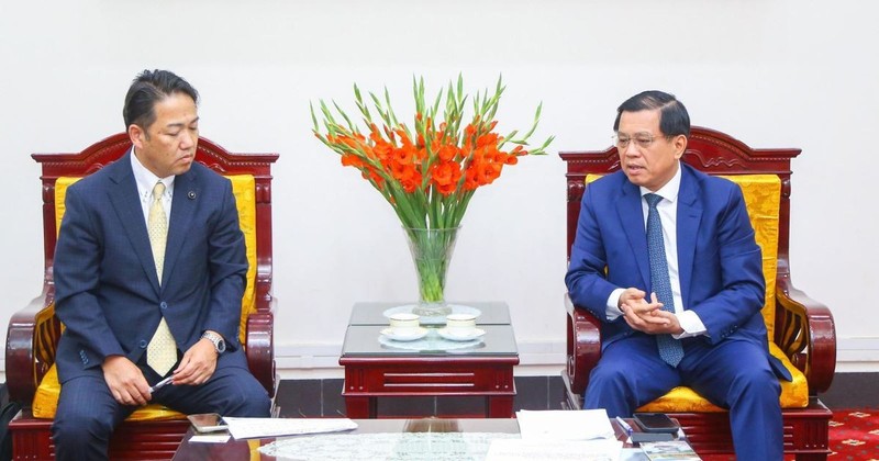 El viceministro de Trabajo, Inválidos de Guerra y Asuntos Sociales Nguyen Ba Hoan (derecha), recibe al presidente del consejo de la prefectura de Nagano, Nishizawa Masataka. (Foto: Ministerio de Trabajo, Inválidos de Guerra y Asuntos Sociales)