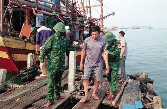 La Guardia Fronteriza de la provincia de Quang Binh ayuda a los pescadores rescatados. (Foto: VNA)