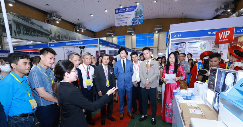 El viceministro de Salud, Tran Van Thuan, visita un stand en la exposición. (Foto: VNA)