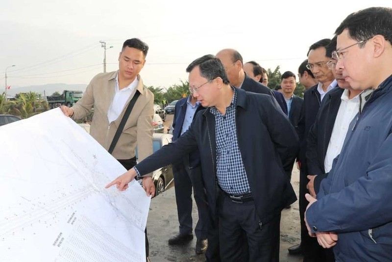 El presidente del Comité Popular de Quang Ninh, Cao Tuong Huy, inspecciona las tareas de construcción e inversión en infraestructura en la comuna de Quang Yen. (Fotografía: quangninh.gov.vn)