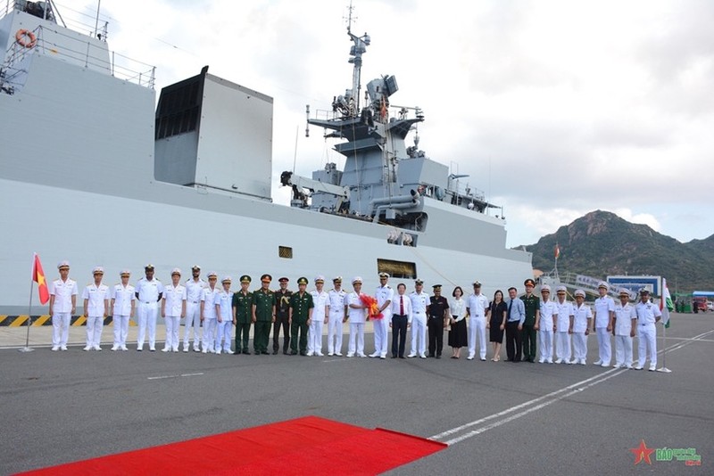 Los delegados vietnamitsa y el grupo de oficiales y capitantes del buque INS Kiltan en el puerto internacional de Cam Ranh. (Foto: qdnd.vn)