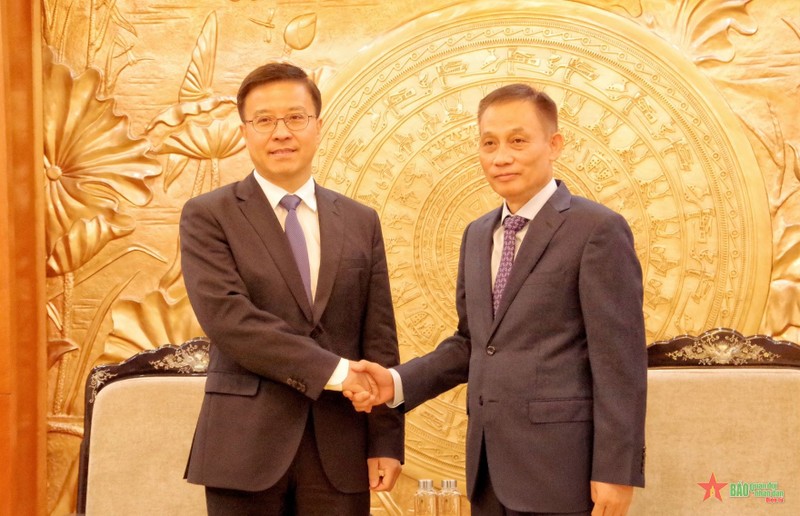 El secretario del Comité Central (CC) del Partido Comunista de Vietnam y jefe de su Comisión de Relaciones Exteriores, Le Hoai Trung (derecha), recibe a Zhao Shitong, ministro asistente del Departamento Internacional del CC del Partido Comunista de China. (Foto: qdnd.vn)
