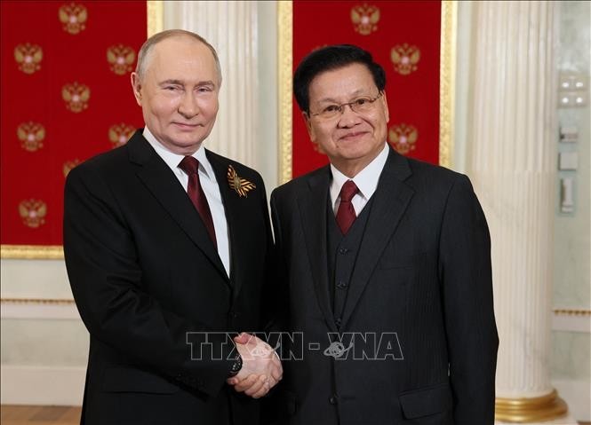 El presidente de Rusia, Vladimir Putin, y el presidente de Laos, Thongloun Sisoulith, se reúnen en Moscú el 9 de mayo de 2024. (Fotografía: AFP)